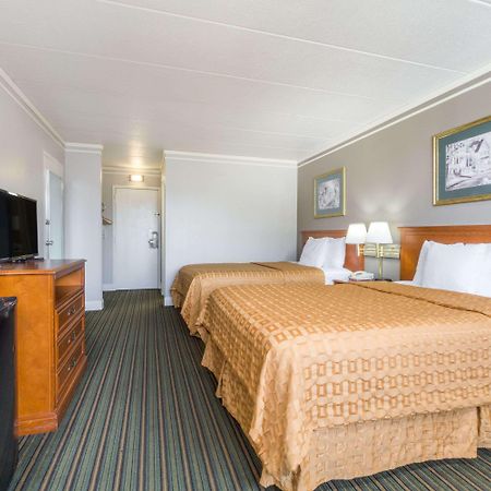 Days Inn By Wyndham Columbus East Airport Exteriör bild