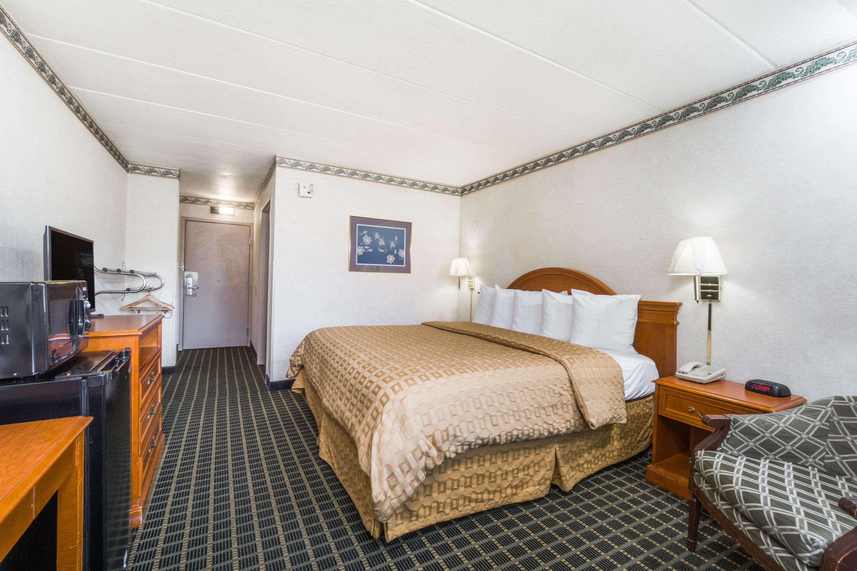 Days Inn By Wyndham Columbus East Airport Exteriör bild